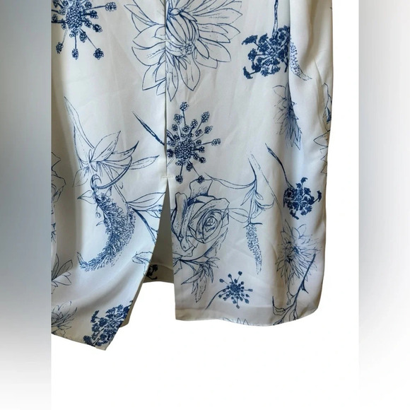 Aritzia Babaton Maddox Blouse Flowly V Neck Sleeveless Size M Hand drawn Print - Picture 4 of 9